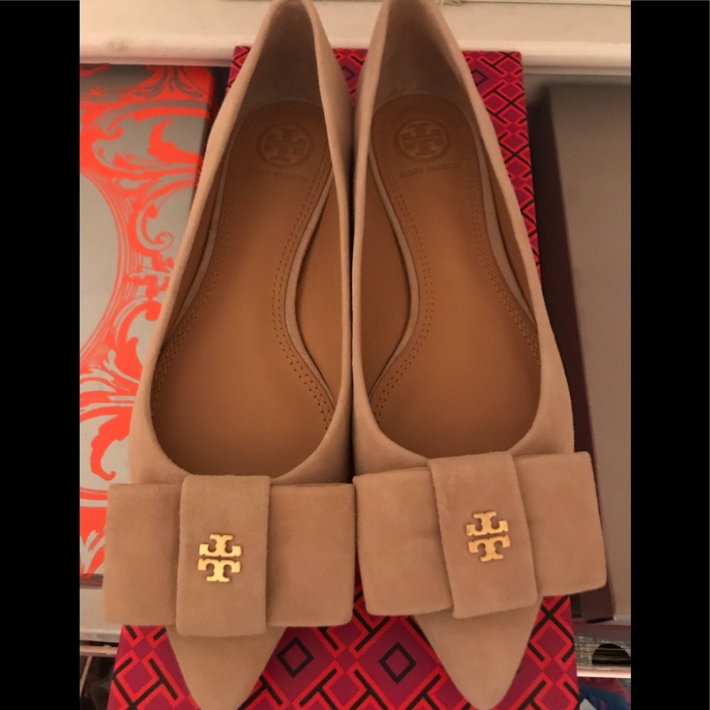 NWOT, size 6, taupe suede Tory Burch shoes